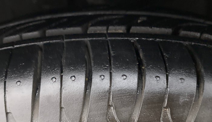 2013 Hyundai i10 ERA 1.1, Petrol, Manual, 62,049 km, Left Front Tyre Tread
