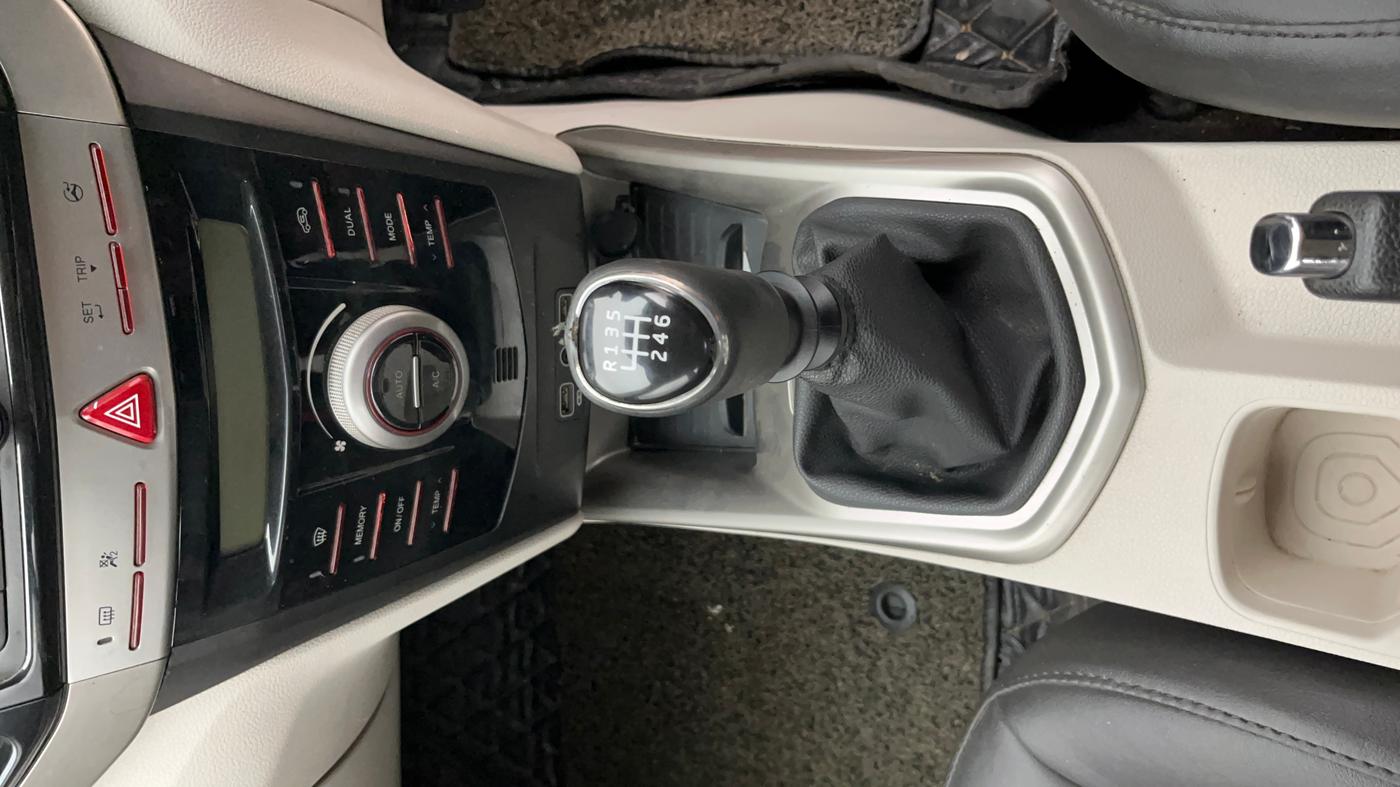 2019 Mahindra XUV300 W8 1.2 PETROL, Petrol, Manual, 44,463 km, Gear Lever