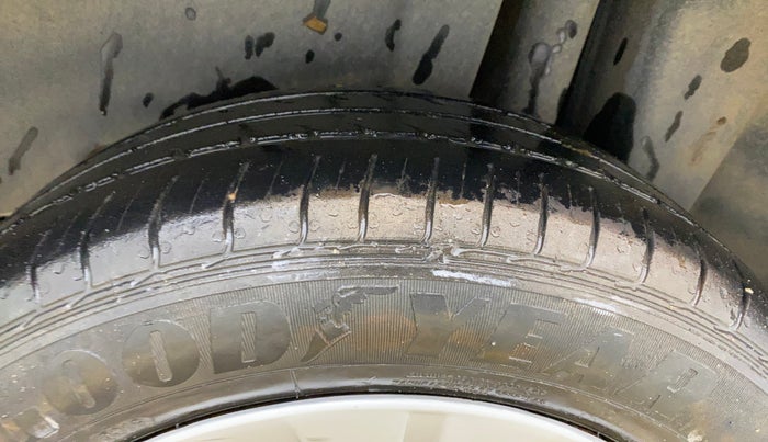 2016 Maruti Ciaz VDI+ SHVS, Diesel, Manual, 1,05,845 km, Left Rear Tyre Tread