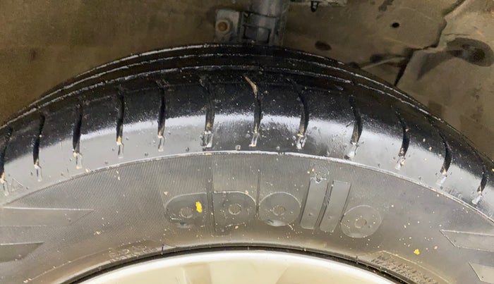 2016 Maruti Ciaz VDI+ SHVS, Diesel, Manual, 1,05,845 km, Left Front Tyre Tread