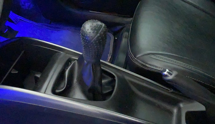 2017 Maruti Baleno ALPHA PETROL 1.2, Petrol, Manual, 1,00,098 km, Gear lever - Boot cover slightly torn