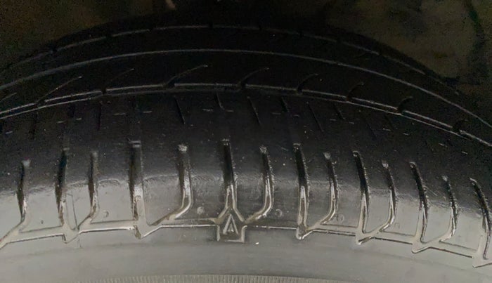 2017 Maruti Baleno ALPHA PETROL 1.2, Petrol, Manual, 1,00,098 km, Right Front Tyre Tread