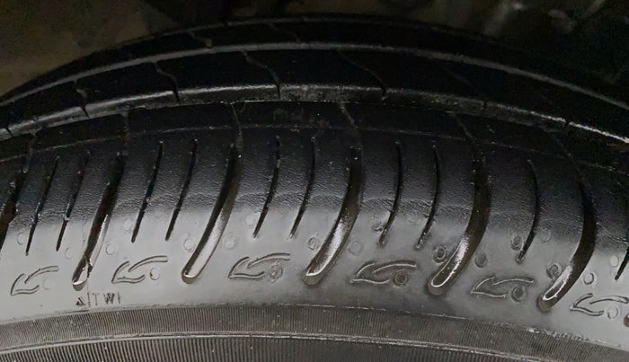2021 Renault TRIBER 1.0 RXZ, Petrol, Manual, Left Front Tyre Tread