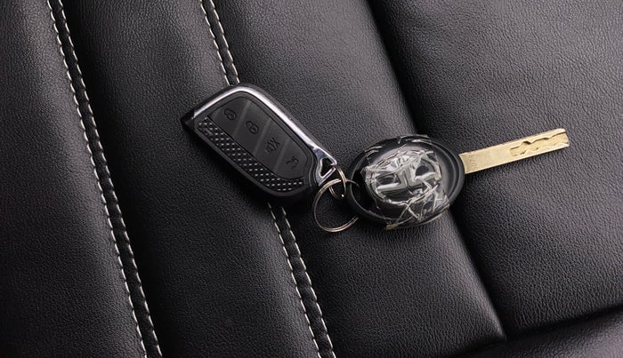 2023 Tata PUNCH PURE MT, Petrol, Manual, 17,525 km, Key Close Up