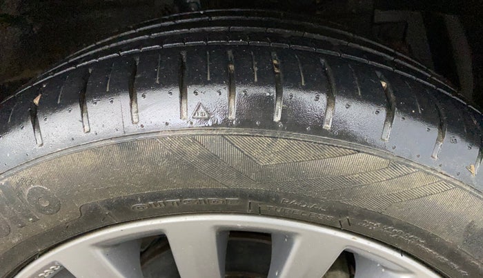 2017 Maruti Ciaz ALPHA 1.4 PETROL, Petrol, Manual, 27,768 km, Right Front Tyre Tread