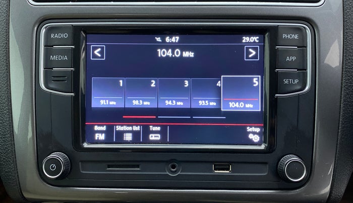 2020 Volkswagen Polo HIGH LINE PLUS 1.0, Petrol, Manual, 40,972 km, Infotainment System