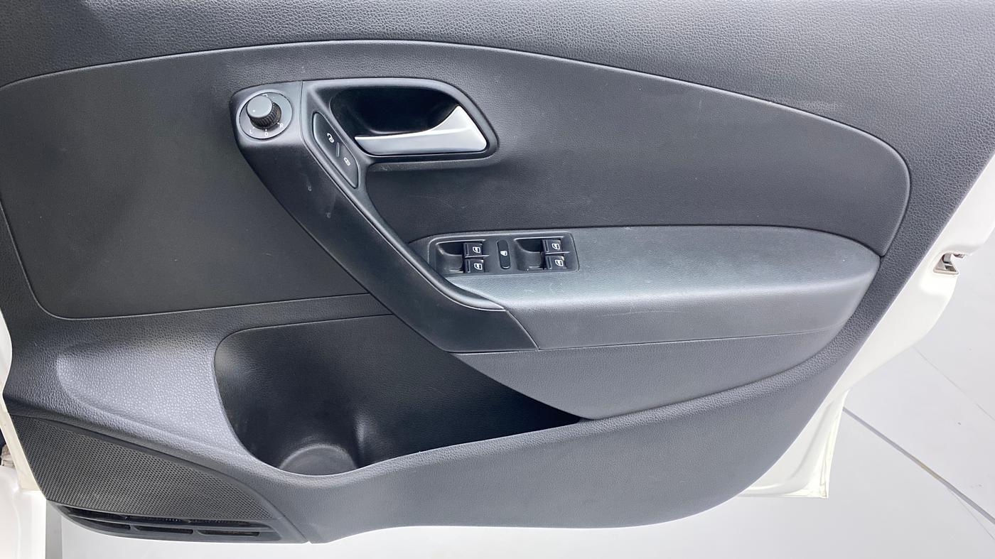 2020 Volkswagen Polo HIGH LINE PLUS 1.0, Petrol, Manual, 40,972 km, Driver Side Door Panels Control