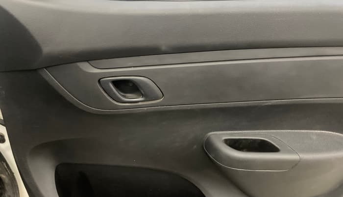 2023 Renault Kwid RXT 1.0, Petrol, Manual, 30,296 km, Driver Side Door Panels Control