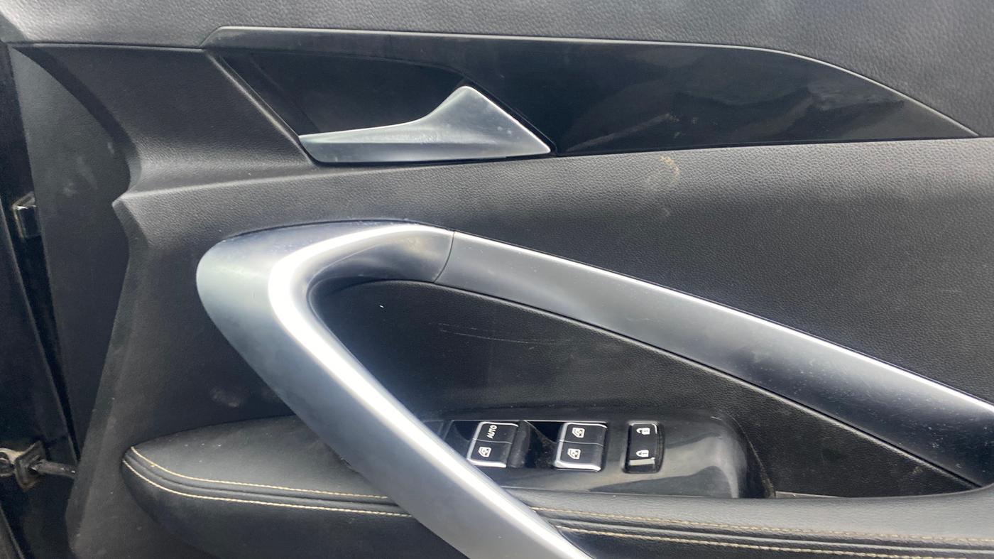 2020 MG HECTOR SHARP HYBRID 1.5 PETROL, Petrol, Manual, 83,942 km, Driver Side Door Panels Control