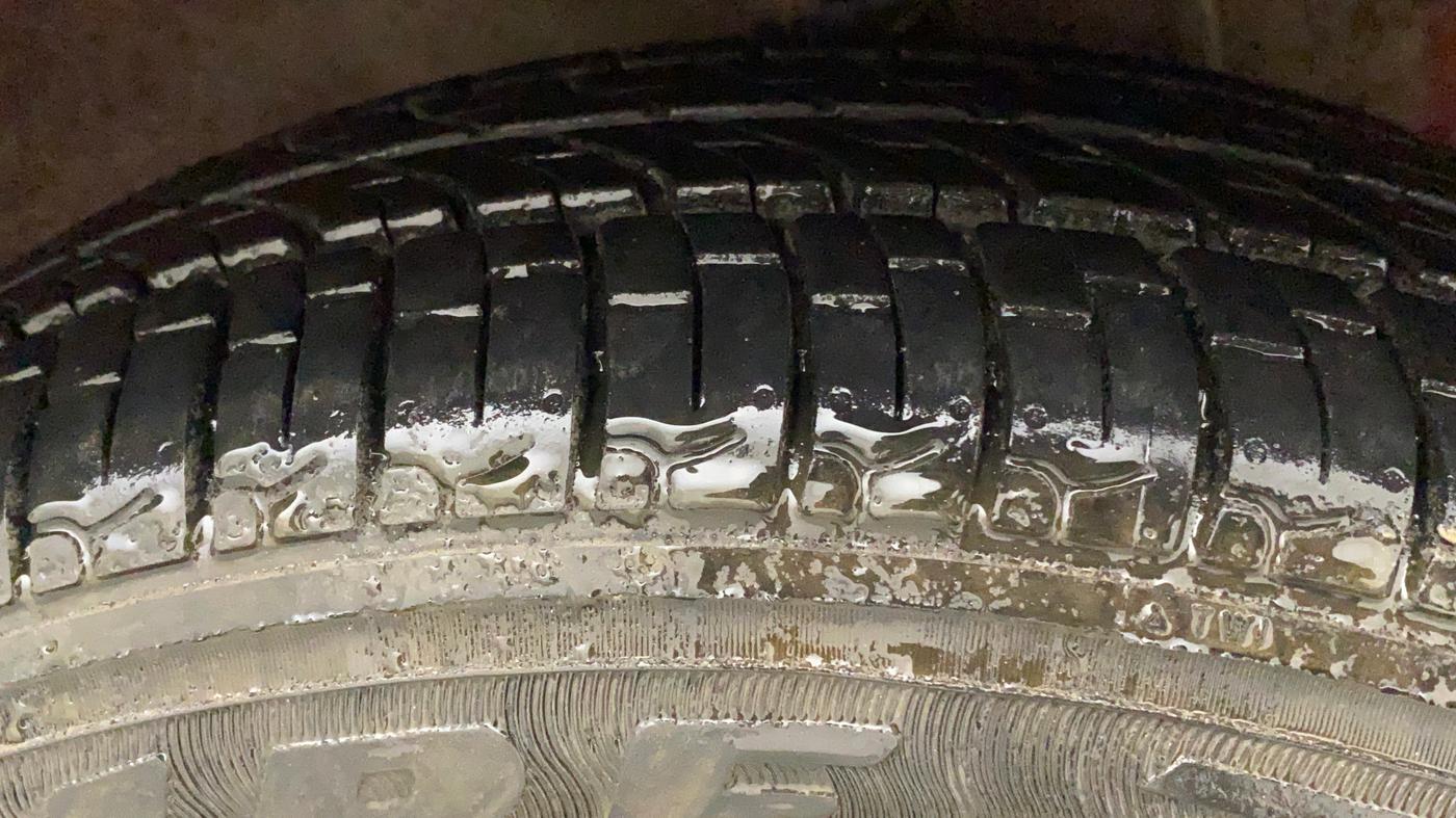 2011 Hyundai Eon MAGNA +, Petrol, Manual, 64,213 km, Right Front Tyre Tread