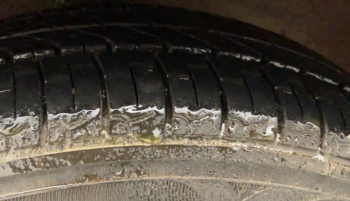 2011 Hyundai Eon MAGNA +, Petrol, Manual, 64,213 km, Left Front Tyre Tread