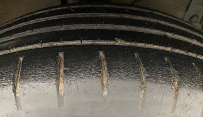 2015 Maruti Ciaz ZXI+, Petrol, Manual, 93,481 km, Right Front Tyre Tread
