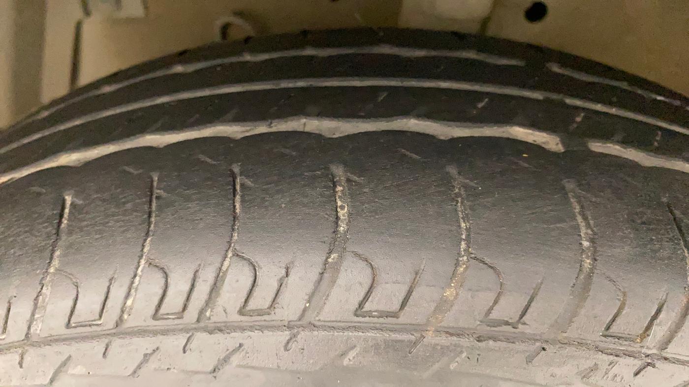 2014 Maruti Swift VXI, Petrol, Manual, 32,639 km, Left Front Tyre Tread