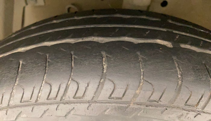 2014 Maruti Swift VXI, Petrol, Manual, 32,639 km, Left Front Tyre Tread
