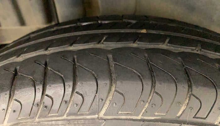 2014 Maruti Swift VXI, Petrol, Manual, 32,639 km, Right Rear Tyre Tread