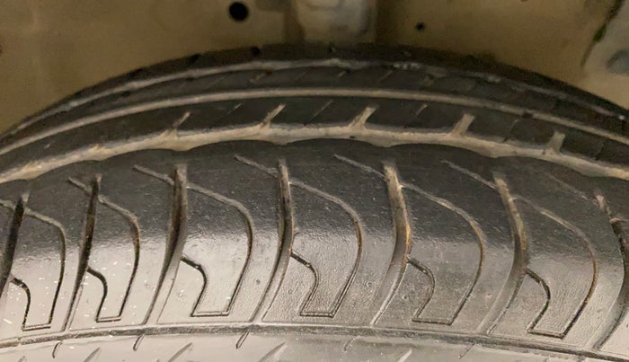 2014 Maruti Swift VXI, Petrol, Manual, 32,639 km, Right Front Tyre Tread