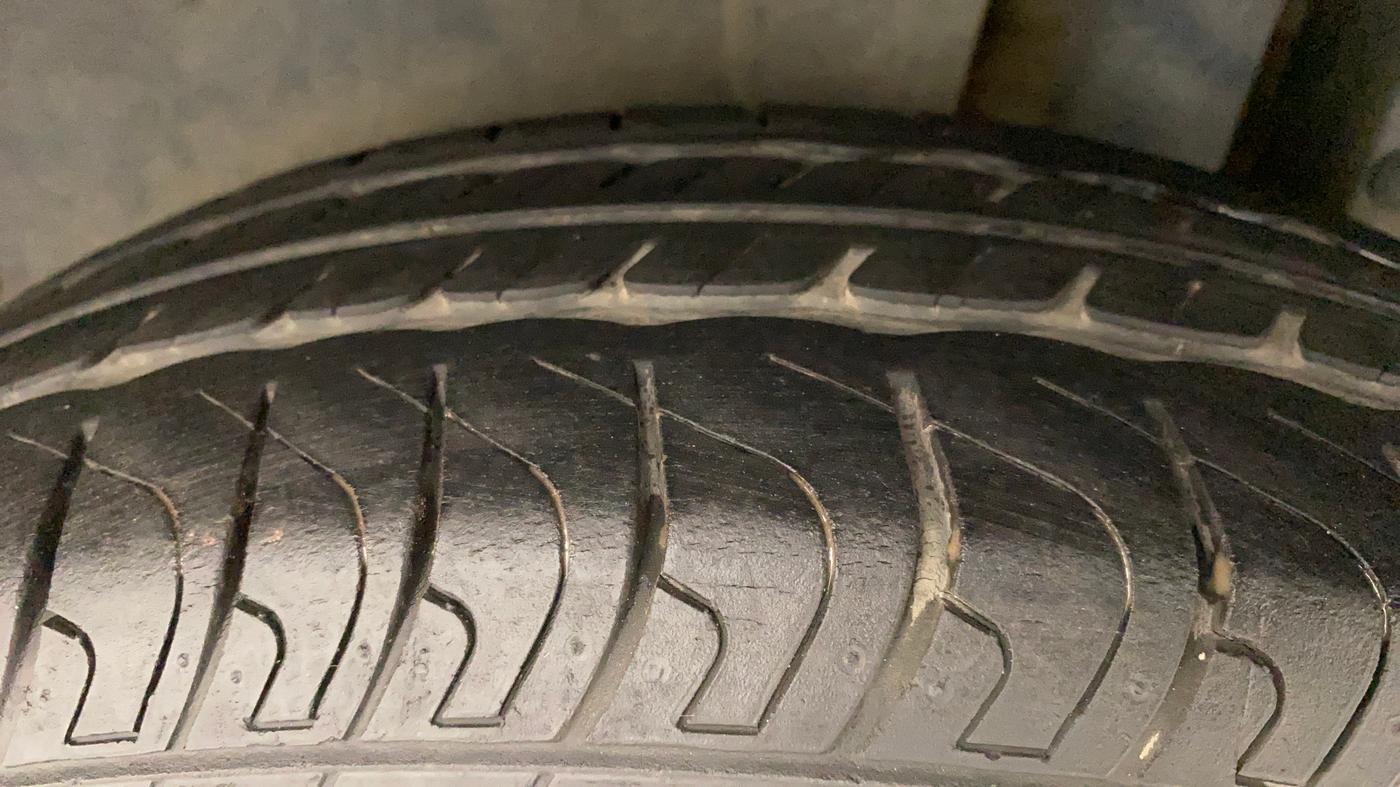 2014 Maruti Swift VXI, Petrol, Manual, 32,639 km, Left Rear Tyre Tread