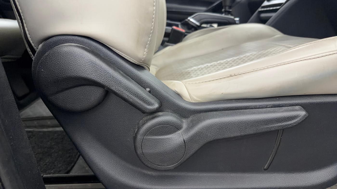 2022 Mahindra XUV700 AX 5 P MT 7 STR, Petrol, Manual, 55,215 km, Driver Side Adjustment Panel
