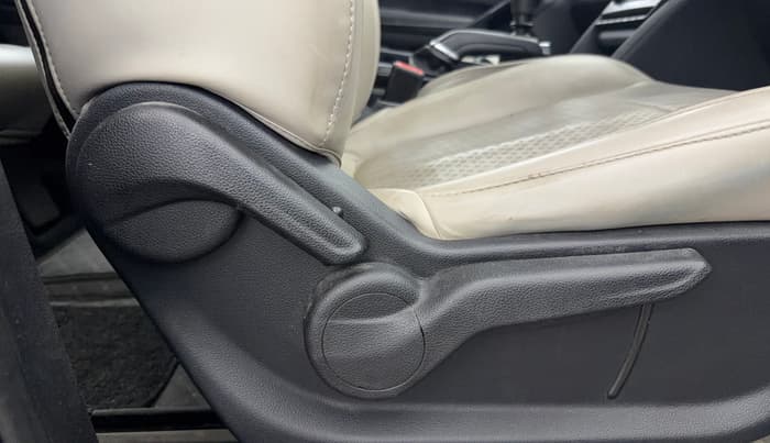 2022 Mahindra XUV700 AX 5 P MT 7 STR, Petrol, Manual, 55,215 km, Driver Side Adjustment Panel
