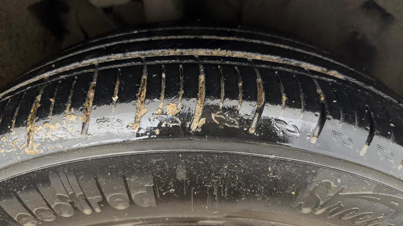 2022 Mahindra XUV700 AX 5 P MT 7 STR, Petrol, Manual, 55,215 km, Right Front Tyre Tread