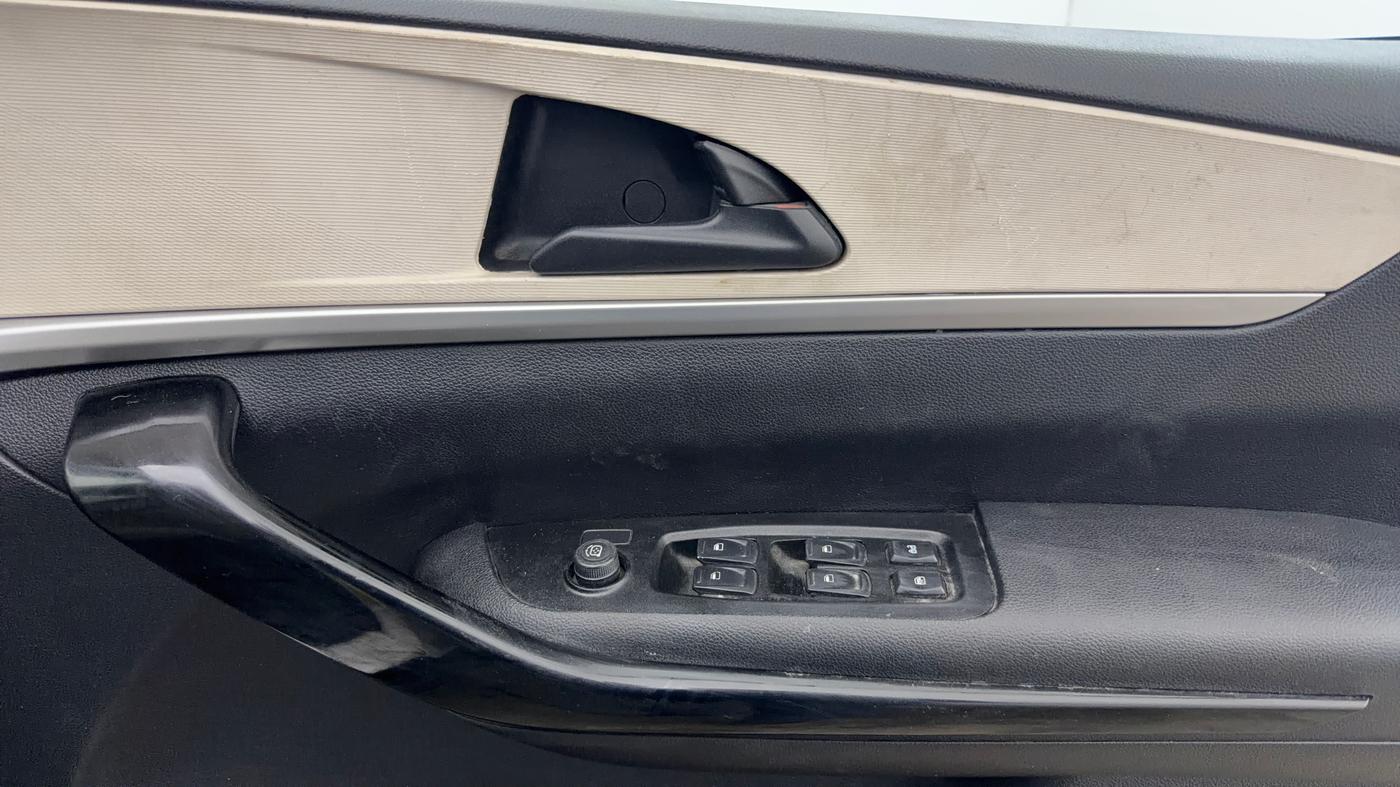 2022 Mahindra XUV700 AX 5 P MT 7 STR, Petrol, Manual, 55,215 km, Driver Side Door Panels Control