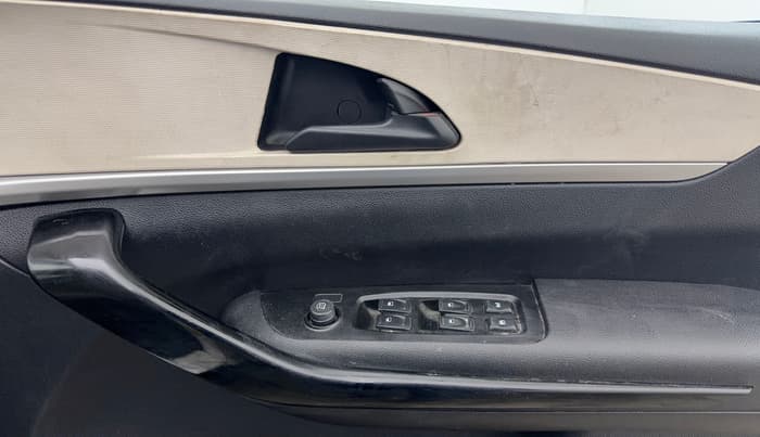 2022 Mahindra XUV700 AX 5 P MT 7 STR, Petrol, Manual, 55,215 km, Driver Side Door Panels Control