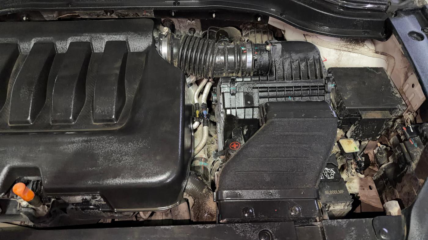 2022 Mahindra XUV700 AX 5 P MT 7 STR, Petrol, Manual, 55,215 km, Engine View - Left