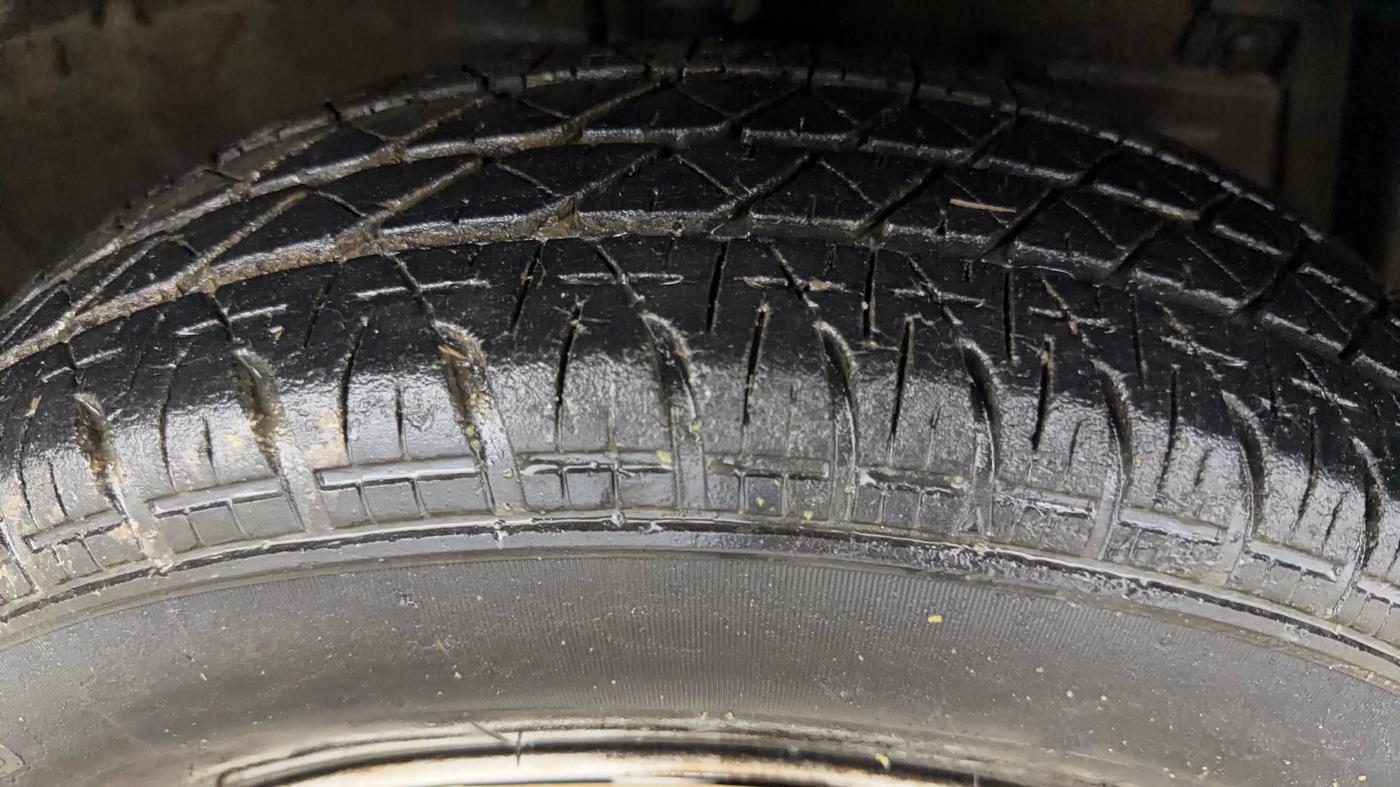 2015 Maruti Swift LXI (O), Petrol, Manual, 20,568 km, Right Front Tyre Tread