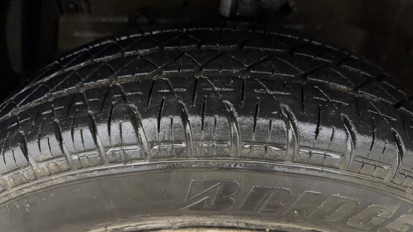 2015 Maruti Swift LXI (O), Petrol, Manual, 20,568 km, Left Front Tyre Tread