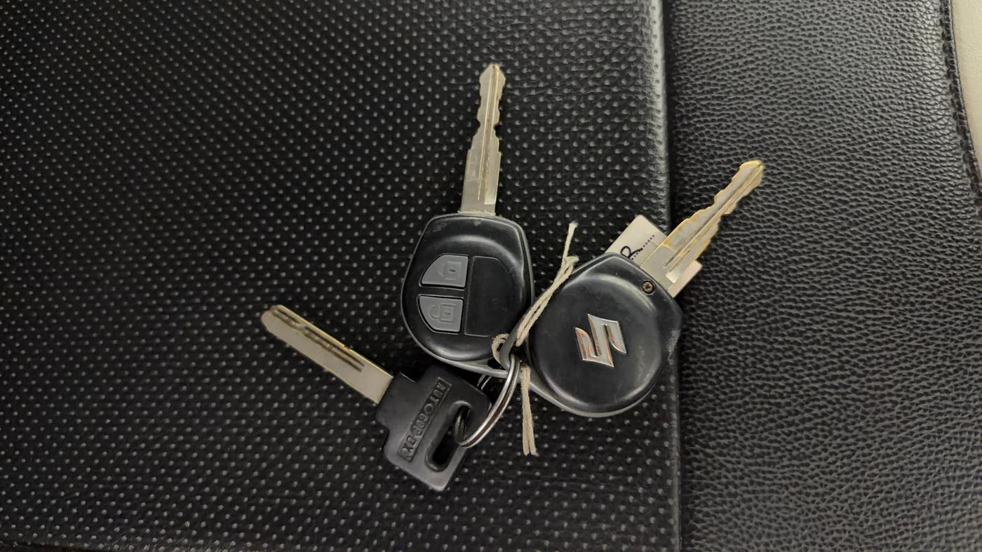 2015 Maruti Swift LXI (O), Petrol, Manual, 20,568 km, Key Close Up