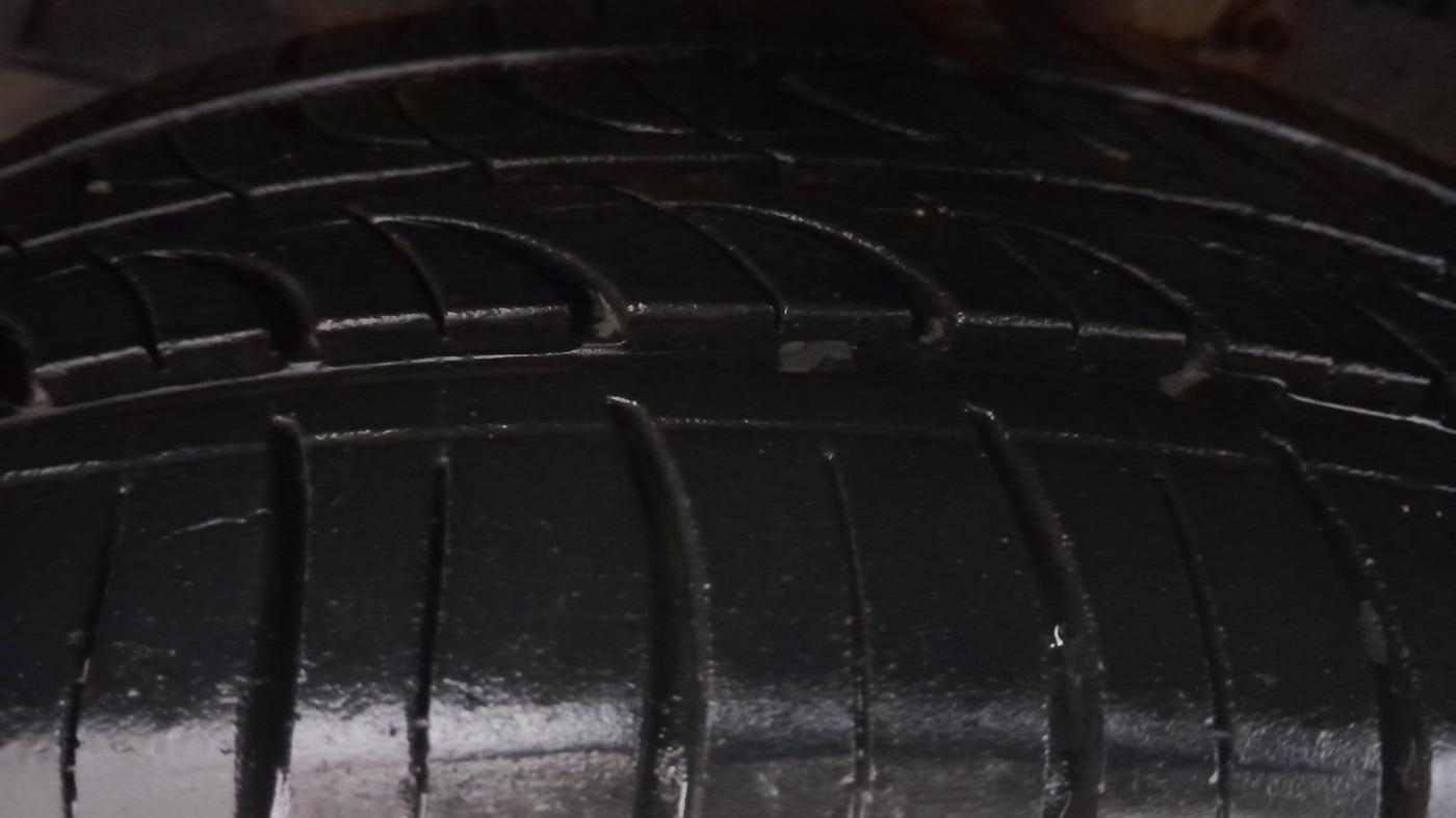 2015 Maruti Swift ZXI, Petrol, Manual, 1,03,587 km, Left Front Tyre Tread
