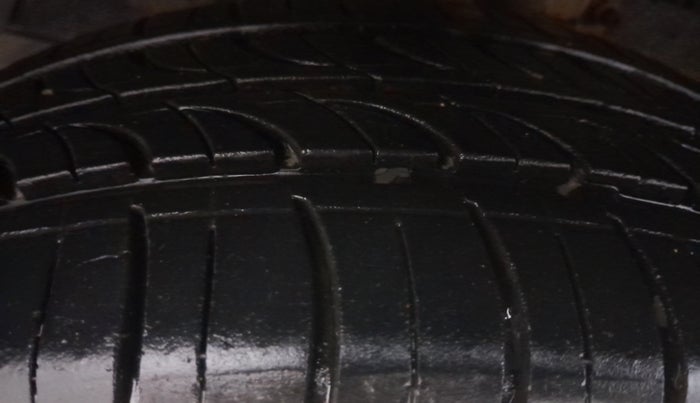 2015 Maruti Swift ZXI, Petrol, Manual, 1,03,623 km, Left Front Tyre Tread