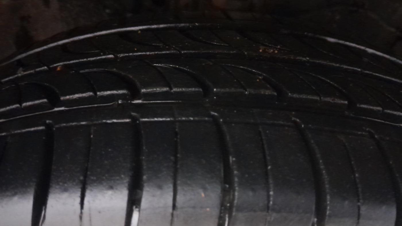 2015 Maruti Swift ZXI, Petrol, Manual, 1,03,587 km, Right Front Tyre Tread