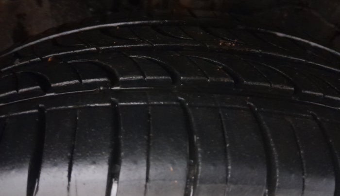 2015 Maruti Swift ZXI, Petrol, Manual, 1,03,623 km, Right Front Tyre Tread
