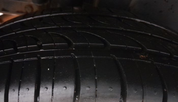 2015 Maruti Swift ZXI, Petrol, Manual, 1,03,623 km, Right Rear Tyre Tread