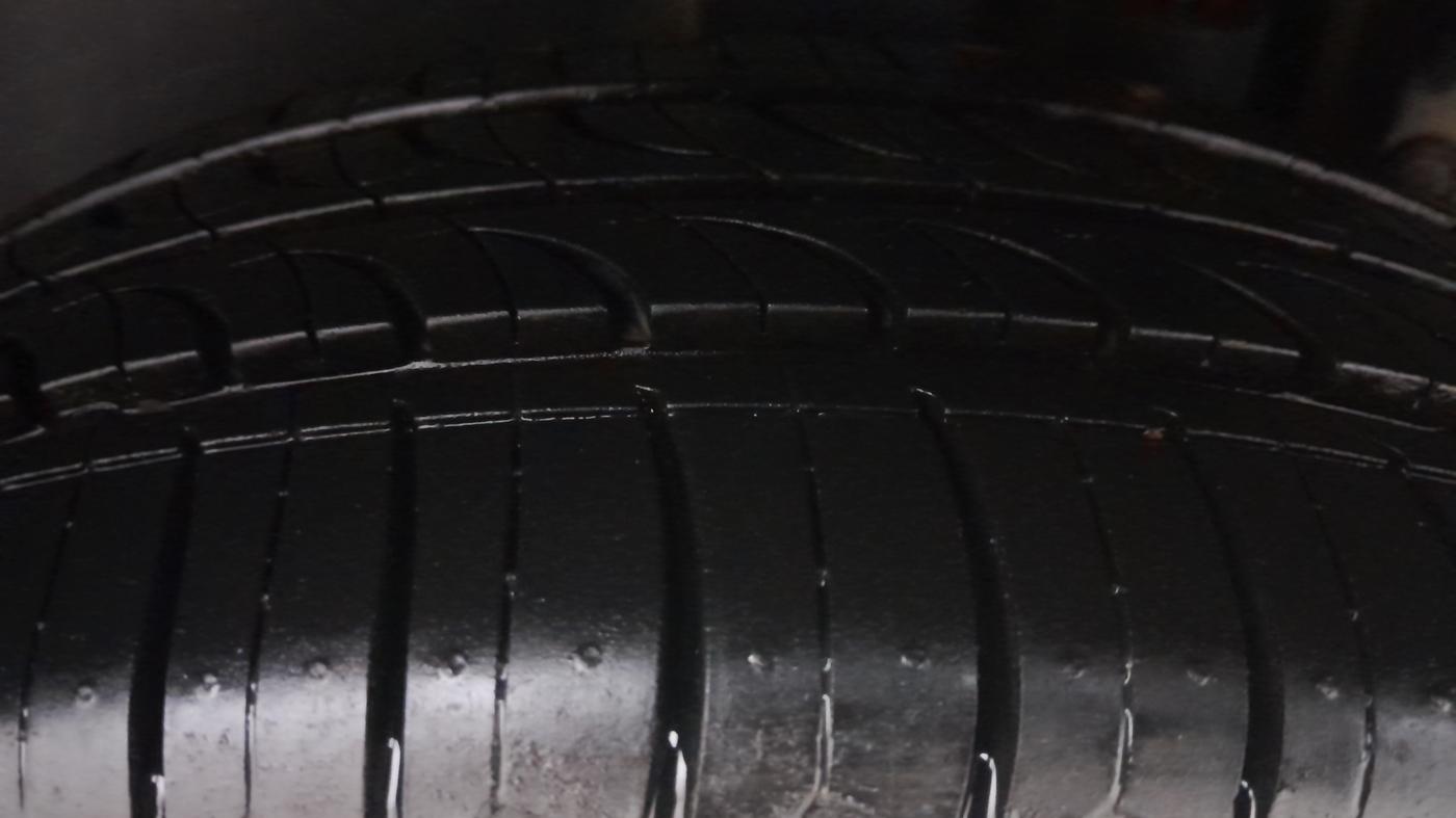 2015 Maruti Swift ZXI, Petrol, Manual, 1,03,587 km, Left Rear Tyre Tread