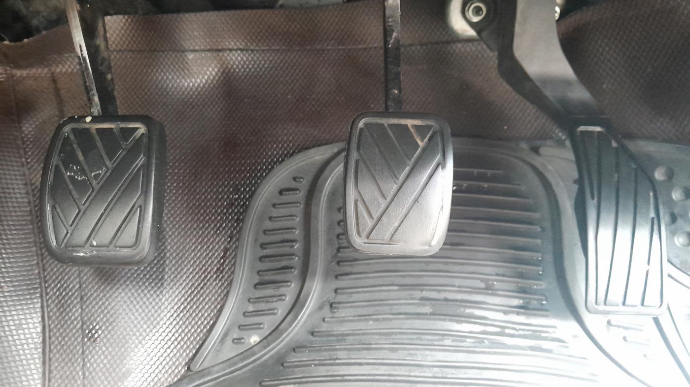 2015 Maruti Swift ZXI, Petrol, Manual, 1,03,587 km, Pedals