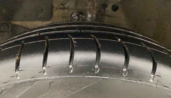 2013 Honda Amaze 1.2L I-VTEC S, CNG, Manual, 1,44,183 km, Left Front Tyre Tread