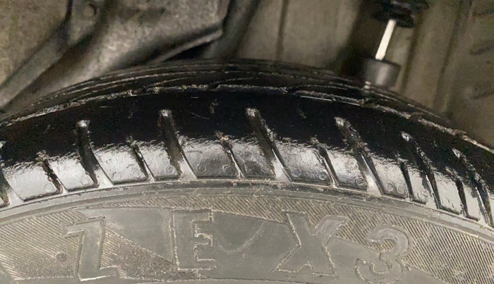 2013 Honda Amaze 1.2L I-VTEC S, CNG, Manual, 1,44,183 km, Left Rear Tyre Tread