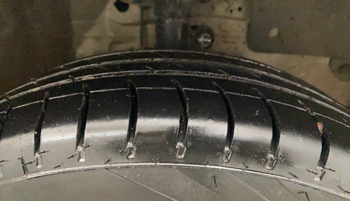 2013 Honda Amaze 1.2L I-VTEC S, CNG, Manual, 1,44,183 km, Right Front Tyre Tread