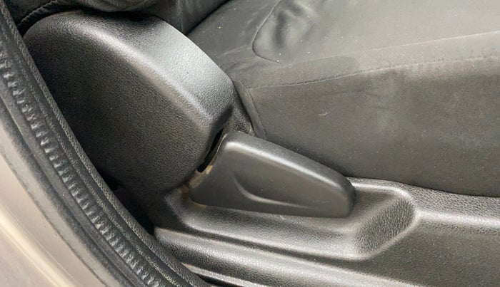 2017 Renault Kwid RXT 1.0 (O), Petrol, Manual, 1,18,690 km, Driver Side Adjustment Panel