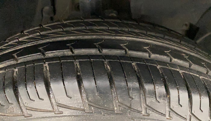 2015 Renault Duster 85 PS RXL DIESEL, Diesel, Manual, 69,321 km, Right Front Tyre Tread