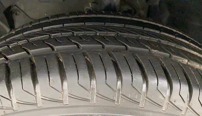2015 Renault Duster 85 PS RXL DIESEL, Diesel, Manual, 69,321 km, Left Front Tyre Tread