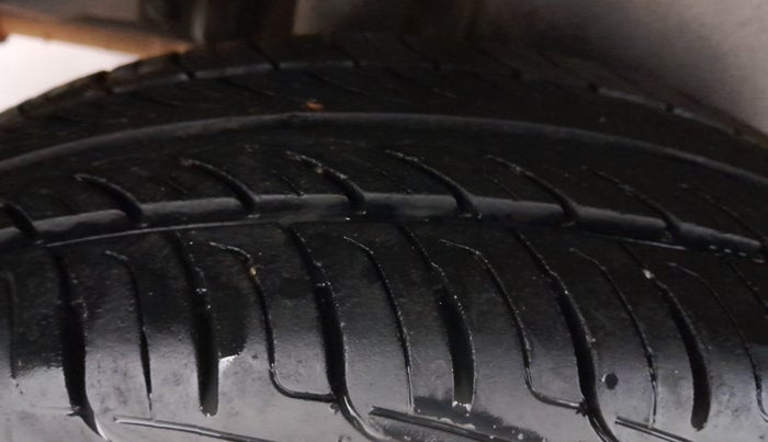 2014 Maruti Swift Dzire VXI, Petrol, Manual, 96,506 km, Right Rear Tyre Tread