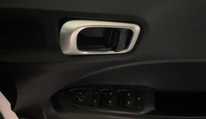 2021 Hyundai VENUE S 1.2, Petrol, Manual, 34,800 km, Driver Side Door Panels Control