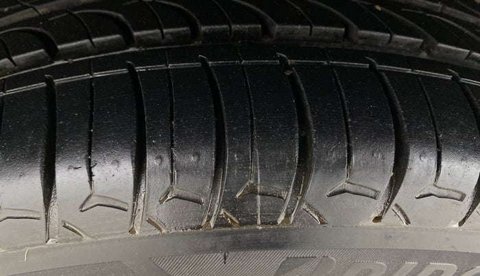 2013 Skoda Rapid ELEGANCE 1.6 MPI MT, Petrol, Manual, 76,819 km, Left Front Tyre Tread