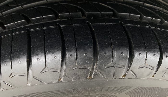 2013 Skoda Rapid ELEGANCE 1.6 MPI MT, Petrol, Manual, 76,819 km, Right Rear Tyre Tread