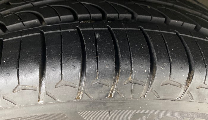 2013 Skoda Rapid ELEGANCE 1.6 MPI MT, Petrol, Manual, 76,819 km, Right Front Tyre Tread