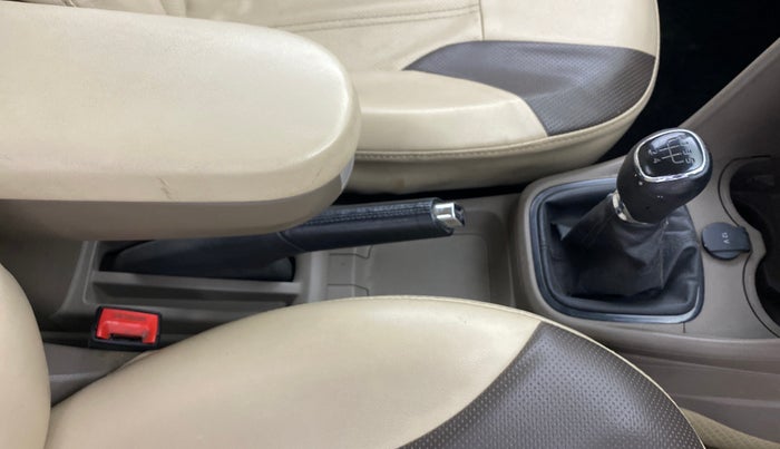 2013 Skoda Rapid ELEGANCE 1.6 MPI MT, Petrol, Manual, 76,819 km, Gear Lever