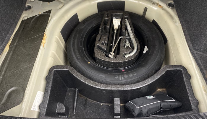 2013 Skoda Rapid ELEGANCE 1.6 MPI MT, Petrol, Manual, 76,819 km, Spare Tyre